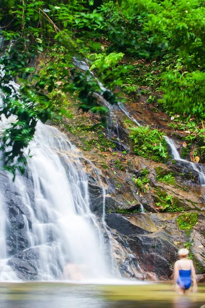 Európai Turisták Egy Csoportja Akik Trópusi Vízesés Édesvizében Pihennek Lágy — Stock Fotó