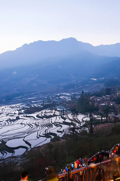 Många Turister Med Kameror Väntar Soluppgång Terrassen Yuanyang Rice Terraces — Stockfoto