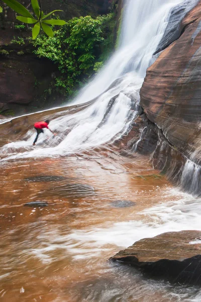 夏には熱帯の滝の淡水で遊ぶアジアの少年が幸せな 絵のように淡水砂岩の壁に落ちる タイのPhu Wua野生動物保護区 — ストック写真