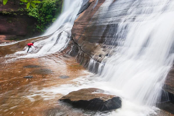 Heureux Garçon Asiatique Jouant Eau Douce Cascade Tropicale Été Eau — Photo