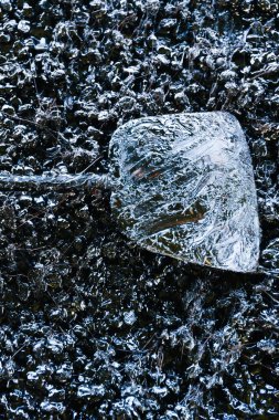 Geleneksel kahve çekirdekleri metal yüzgeçli eski çelik tavada kızartılıyor. Güney Tayland 'da yerel ürünler. Düz yatıyordu. Üst görünüm.