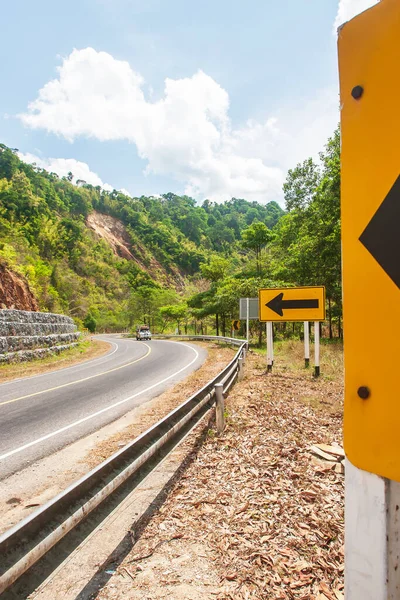 Paesaggio Curve Stradali Montagna Con Segni Avvertimento Marcatori Curva Lussureggiante — Foto Stock