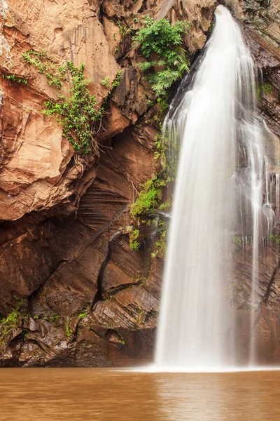 Linda Cachoeira Grande Parede Arenito Estação Chuvosa Forma Arte Texturizado — Fotografia de Stock