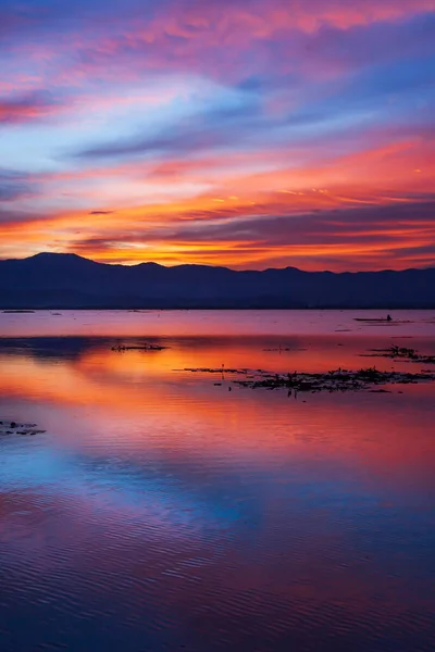 Яскраві Хмари Захід Сонця Над Озером Горою Задньому Плані Барвисті — стокове фото