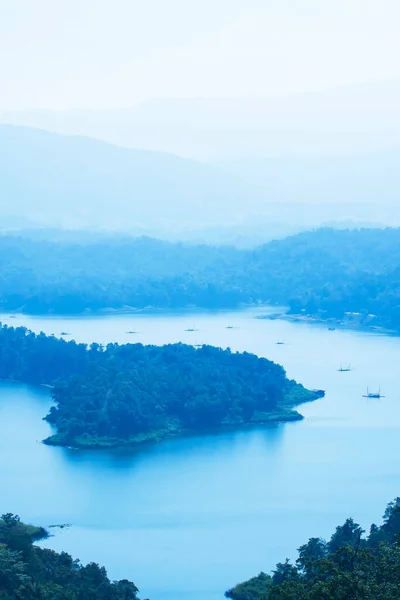Γραφική Εναέρια Άποψη Της Λίμνης Sirikit Μια Οροσειρά Γαλάζια Ομίχλη — Φωτογραφία Αρχείου