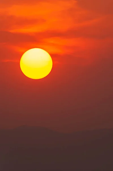 Lindo Pôr Sol Verão Sobre Uma Cordilheira Sol Amarelo Contra — Fotografia de Stock