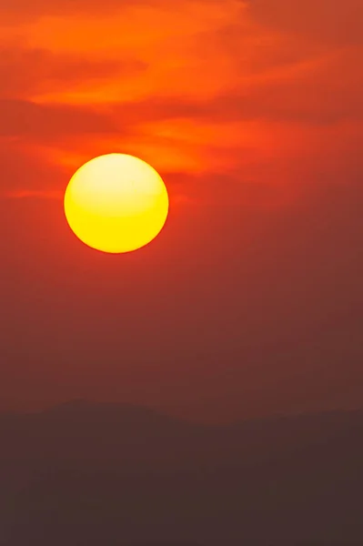 Magnifique Coucher Soleil Été Sur Une Chaîne Montagnes Soleil Jaune — Photo