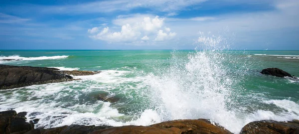 Relaxační Oceánské Vlny Narážející Skalnatý Břeh Khao Lak Beach Slunném — Stock fotografie