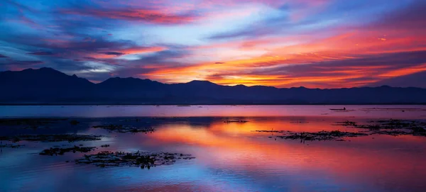 Nuvens Dramáticas Céu Por Sol Sobre Lago Montanha Fundos Nuvens — Fotografia de Stock