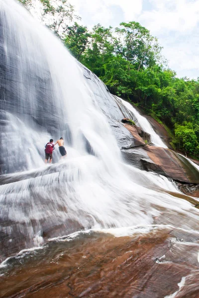 Paysage Cascade Tropicale Avec Des Garçons Asiatiques Jouant Eau Douce — Photo