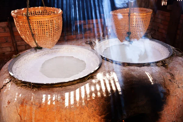 ボーKluea 蒸気とサンビームのヴィンテージ竹籠や古代の塩ピットの純粋な塩に塩に塩を沸騰の古代の方法 選択的焦点 — ストック写真