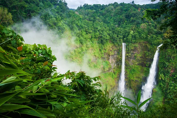 Harika Tad Fane şelalesi, sisli, pitoresk yağmur mevsiminde ikiz şelalede, Güney Laos 'ta turistik eğlence..