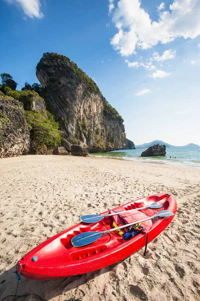 阳光灿烂的夏天 红色皮划艇在热带海滩上划桨和救生衣 夏天热带海滩和皮划艇风景如画 背景是一群在海里玩耍的孩子 泰国Trang — 图库照片