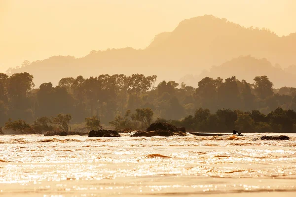 Лаоський Рибалка Вів Дерев Яний Човен Через Пороги Річці Меконг — стокове фото