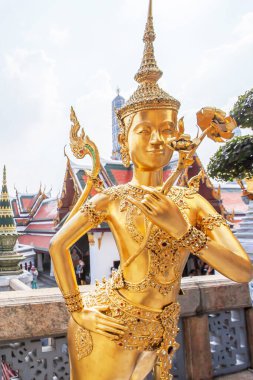 Grand Palace, Bangkok, Tayland 'daki Kinnari' nin zarif altın heykeli mitolojik karakterler yardımsever yarı insan, yarı kuş yaratıklardır. Büyük Saray halka açıktır..