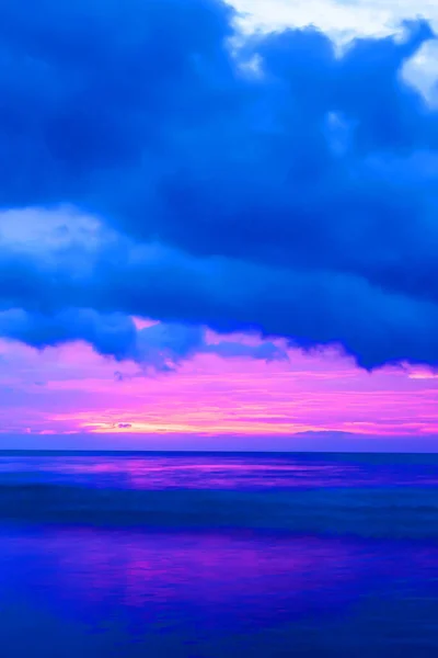 Schilderachtige Tropische Zeegezicht Bij Schemering Dramatische Wolken Zonsondergang Hemel Achtergronden — Stockfoto