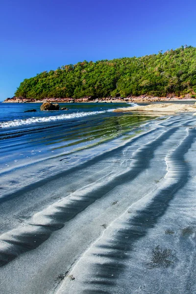 晴れた夏には絵のように美しい黒い砂のビーチ 黒い砂のビーチの波紋と熱帯の島の素晴らしい風景 タイのチャン島 — ストック写真