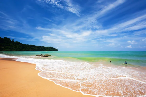 晴れた夏には海の波で遊んで幸せな2人のヨーロッパの少年は 澄んだ青い空の下で絵のように金色の砂のビーチ タイのカオラック — ストック写真