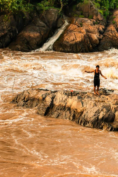 2010年 平成22年 10月24日 ラオス チャンパサクがメコン川で漁網を流しながら急速に立ち上がる 李ピピ滝 — ストック写真