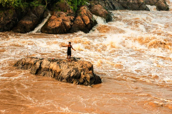 2010年 平成22年 10月24日 ラオス チャンパサクがメコン川で漁網を流しながら急速に立ち上がる 李ピピ滝 — ストック写真