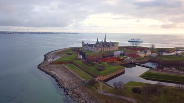 Elsinore Slott Flygfoto Med Färja Hamn Park Och Syn Sverige — Stockvideo