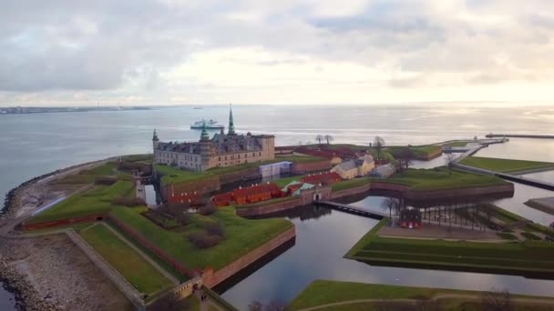 Elsinore Slott Flygfoto Med Färja Hamn Park Och Syn Sverige — Stockvideo