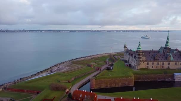 Elsinore Slott Flygfoto Med Färja Hamn Park Och Syn Sverige — Stockvideo