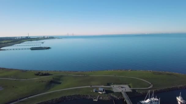 Eresund ブリッジとマルメ湾上空 — ストック動画