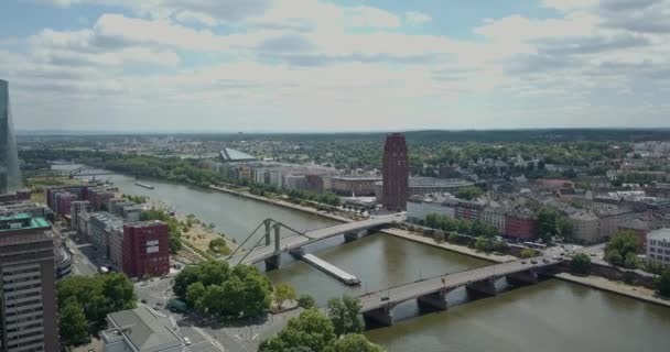 Vuelo Sobre Terraplén Ciudad Frankfurt Río Main Con Vistas Centro — Vídeo de stock