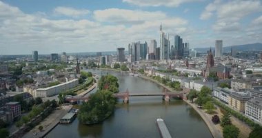Uçuş yukarıda Frankfurt şehir dolgu ve nehir ana Şehir Manzaralı