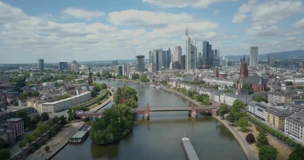 Vuelo Sobre Terraplén Ciudad Frankfurt Río Main Con Vistas Centro — Vídeo de stock