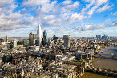Londra şehir merkezi hava manzarası: finans bölgesi, Thames nehri, Belfast, gökdelenler, cüce ve binalar ve St. Pauls Katedrali, Tower Bridge ve The Tower