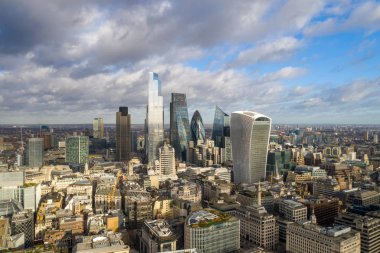 Londra şehir merkezi hava manzarası: finans bölgesi, Thames nehri, Belfast, gökdelenler, cüce ve binalar ve St. Pauls Katedrali, Tower Bridge ve The Tower