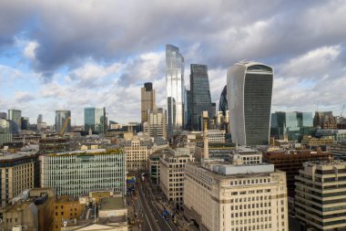 Londra şehir merkezi hava manzarası: finans bölgesi, Thames nehri, Belfast, gökdelenler, cüce ve binalar ve St. Pauls Katedrali, Tower Bridge ve The Tower