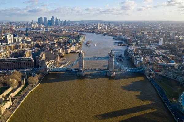London centrum antenn panorama utsikt: finansdistrikt, Thames River, Belfast, skyskrapor, warf och byggnader och St Pauls Cathedral, Tower Bridge och The Tower — Stockfoto