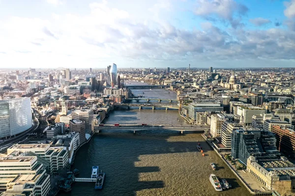 Vue panoramique aérienne du centre-ville de Londres : quartier financier, rivière Thames, Belfast, gratte-ciel, naine et bâtiments et cathédrale St. Pauls, Tower Bridge et The Tower — Photo