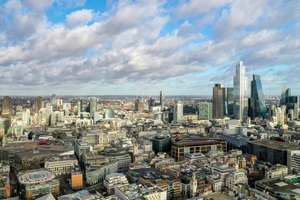 London centrum antenn panorama utsikt: finansdistrikt, Thames River, Belfast, skyskrapor, warf och byggnader och St Pauls Cathedral, Tower Bridge och The Tower — Stockfoto