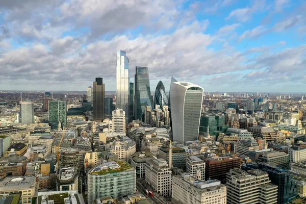 London centrum antenn panorama utsikt: finansdistrikt, Thames River, Belfast, skyskrapor, warf och byggnader och St Pauls Cathedral, Tower Bridge och The Tower — Stockfoto