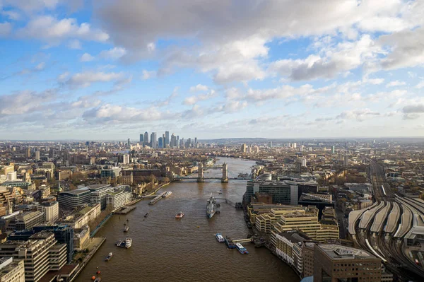 Centrum van Londen panoramisch uitzicht vanuit de lucht: financiële wijk, rivier de Theems, Belfast, wolkenkrabbers, warf en gebouwen en St. Pauls Cathedral, Tower Bridge en The Tower Stockafbeelding