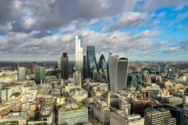 Centrum van Londen panoramisch uitzicht vanuit de lucht: financiële wijk, rivier de Theems, Belfast, wolkenkrabbers, warf en gebouwen en St. Pauls Cathedral, Tower Bridge en The Tower Rechtenvrije Stockafbeeldingen