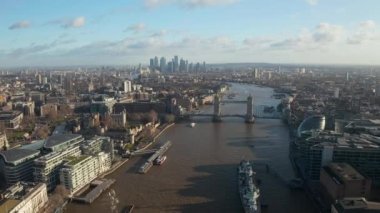 Londra şehir merkezi hava manzarası: finans bölgesi, Thames nehri, Belfast, gökdelenler, cüce ve binalar ve St. Pauls Katedrali, Tower Bridge ve The Tower