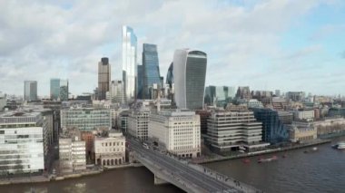 Londra şehir merkezi hava manzarası: finans bölgesi, Thames nehri, Belfast, gökdelenler, cüce ve binalar ve St. Pauls Katedrali, Tower Bridge ve The Tower