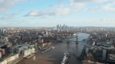 Londra şehir merkezi hava manzarası: finans bölgesi, Thames nehri, Belfast, gökdelenler, cüce ve binalar ve St. Pauls Katedrali, Tower Bridge ve The Tower