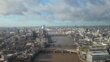 Londra şehir merkezi hava manzarası: finans bölgesi, Thames nehri, Belfast, gökdelenler, cüce ve binalar ve St. Pauls Katedrali, Tower Bridge ve The Tower