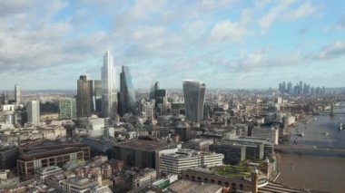 Londra şehir merkezi hava manzarası: finans bölgesi, Thames nehri, Belfast, gökdelenler, cüce ve binalar ve St. Pauls Katedrali, Tower Bridge ve The Tower