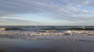 Deniz manzarası sahne ile orta dalgalar kumsalda bulunan Castelldefels, Barselona, İspanya