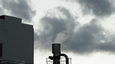 Endüstriyel baca veya kirlilik bulutlu gün duman exhaling yığını