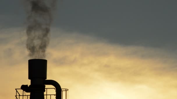Промышленная стопка выдыхает дым загрязнения на закате — стоковое видео