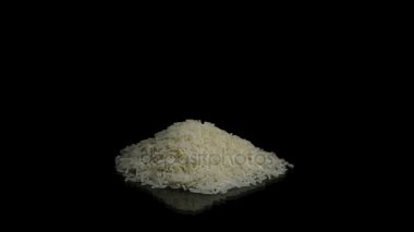 Basmati tahıl yemek pirinç siyah arka plan üzerine gyrating dağ