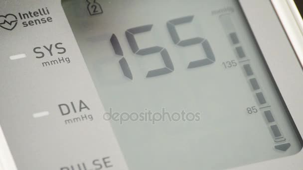 Tensiometer screen showing blood pressure — Stock Video